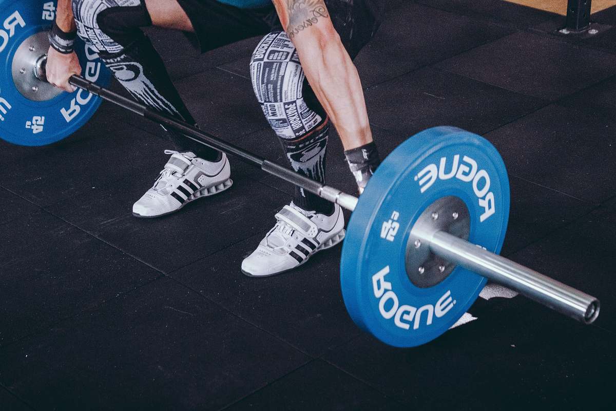 gambaru crossfit person weight holding blue and gray Rogue barbell brazil